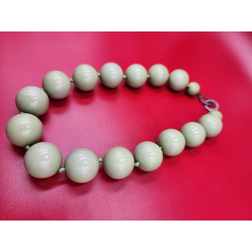 VINTAGE LES BERNARD Chunky Green Lucite Bead GRADUATED Necklace Signed 60s 70s - Picture 5 of 9